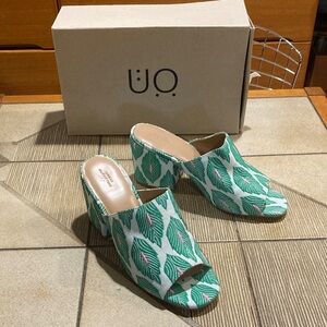 NWT URBAN OUTFITTERS PALM LEAF PRINT MULES GREEN/WHITE SIZE 9